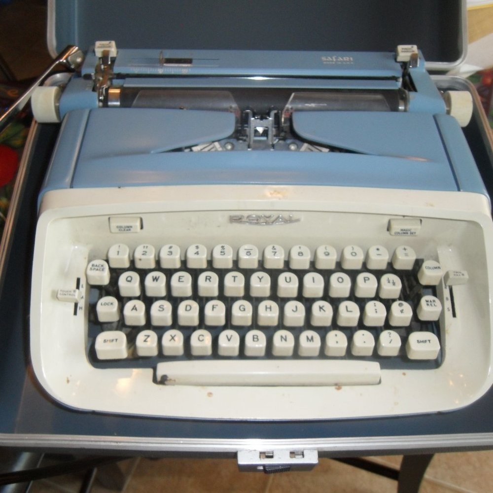 Royal Safari Portable Typewriter w/ case
